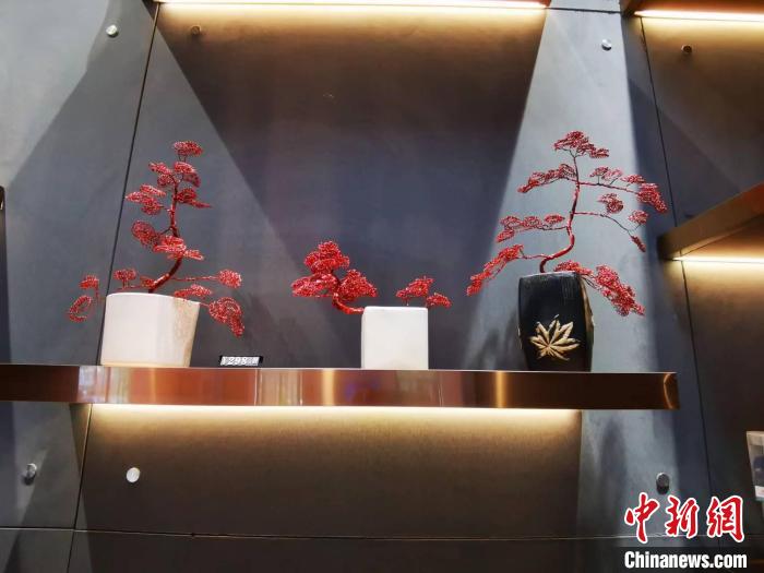圖為三鋼職工手工制作的鋼花工藝品作為景區(qū)商品上架售賣(mài)?！±壮?攝