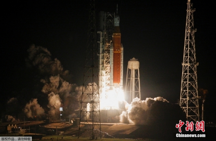 當(dāng)?shù)貢r(shí)間11月16日凌晨，搭載“獵戶座”飛船的巨型探月火箭“太空發(fā)射系統(tǒng)”從美國佛羅里達(dá)州肯尼迪航天中心發(fā)射升空，開啟“阿耳忒彌斯1號(hào)”無人繞月飛行測(cè)試任務(wù)。