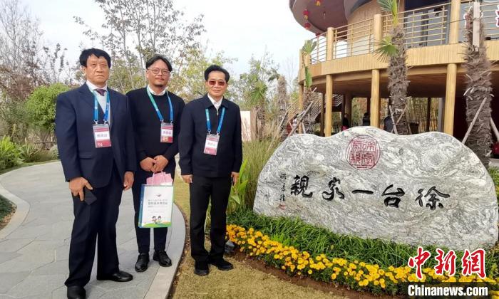 徐州市臺辦主任朱曉清陪同臺商游覽臺灣園?！⊥鯒?攝