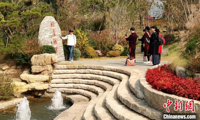 臺商、臺青代表游覽臺灣園?！≡S駿 攝