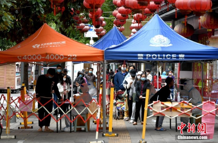 圖為民眾在街頭做核酸檢測采樣。 王東明 攝