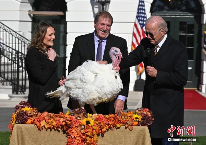 當?shù)貢r間11月21日，美國總統(tǒng)拜登在白宮“赦免”兩只2022年感恩節(jié)幸運火雞“巧克力”和“薯片”。 <a target='_blank' href='/'>中新社</a>記者 陳孟統(tǒng) 攝