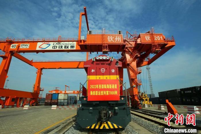 “北部灣港—西藏”海鐵聯(lián)運(yùn)班列從欽州港東站開往“世界屋脊”?！V西北部灣國際港務(wù)集團(tuán)供圖