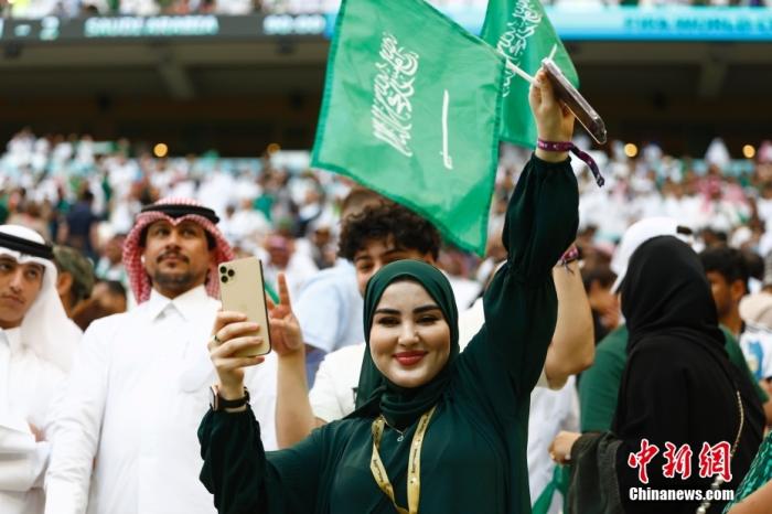 當?shù)貢r間11月22日，卡塔爾世界杯小組賽C組首輪第一場，阿根廷對陣沙特阿拉伯的比賽正式打響，這也是梅西第5次世界杯的首秀。圖為沙特隊球迷。<a target='_blank' href='/'>中新社</a>記者 富田 攝