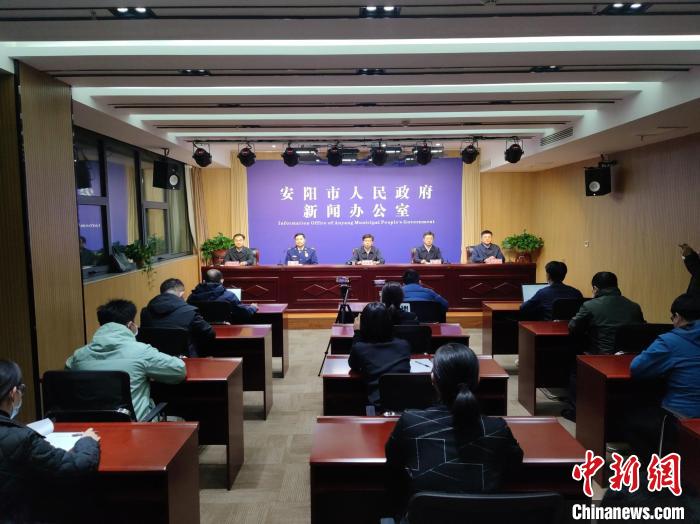 圖為新聞發(fā)布會現(xiàn)場?！±畛瑧c 攝