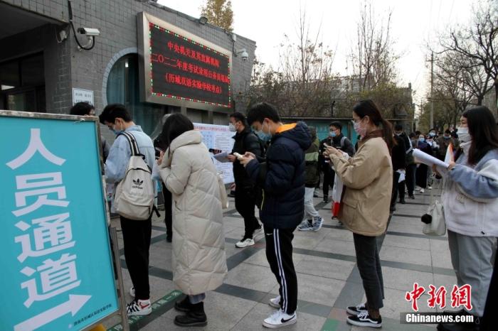 資料圖：山東濟南歷城雙語實驗學?？键c，2022年度國考公共科目筆試舉行。<a target='_blank' href='/'>中新社</a>記者 孫婷婷 攝