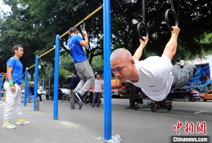 吊環(huán)L支撐鍛煉。　王磊 　攝