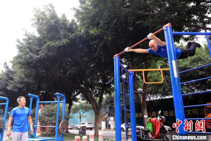 單杠大回環(huán)鍛煉。王磊 攝