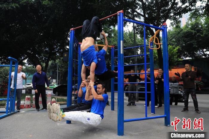 “倒掛金鉤”四人組合。　王磊 　攝