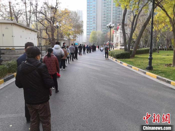 資料圖：市民排隊(duì)做核酸。 李新鎖 攝