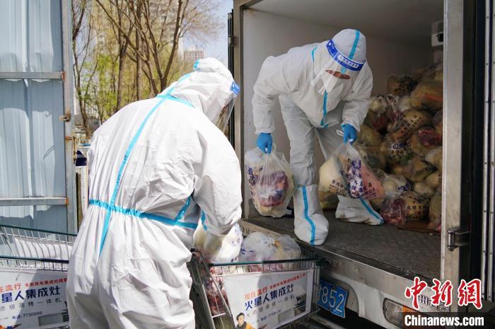 資料圖：工作人員進(jìn)行“點(diǎn)對(duì)點(diǎn)”配送物資。　馬銘言 攝