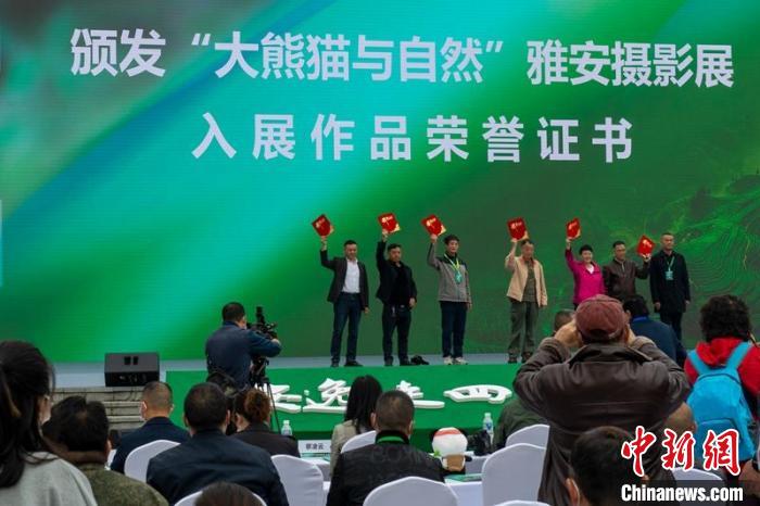 嘉賓為攝影展入選作者頒發(fā)證書?！⒅铱?攝