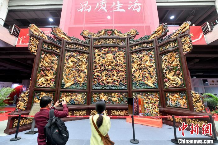 金碧輝煌的木雕作品?！蚊?攝