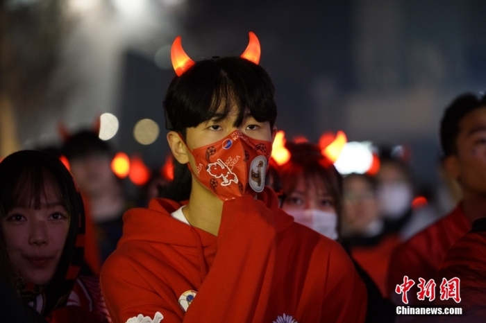 當(dāng)?shù)貢r間11月24日晚，大批球迷聚集在首爾光化門廣場，為韓國隊加油助威。當(dāng)日，卡塔爾世界杯小組賽H組迎來首輪比賽，韓國隊迎戰(zhàn)南美勁旅烏拉圭隊。 <a target='_blank' href='/'>中新社</a>記者 劉旭 攝