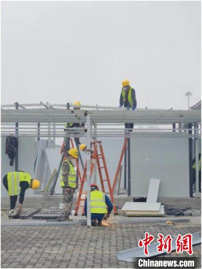 圖為工人正在搭設(shè)標(biāo)準(zhǔn)艙骨架?！≈薪ㄈ止﹫D