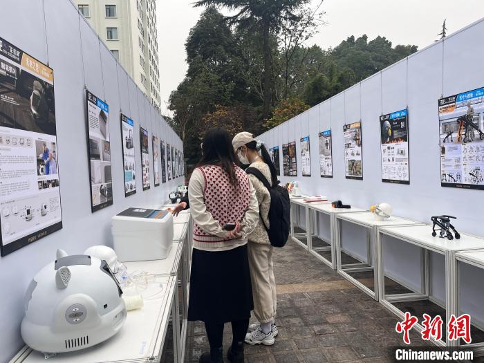 2022“彩虹杯”天府·寶島工業(yè)設(shè)計(jì)大賽頒獎(jiǎng)典禮暨工業(yè)設(shè)計(jì)精品展啟動(dòng)儀式現(xiàn)場(chǎng)?！⊥趵?攝