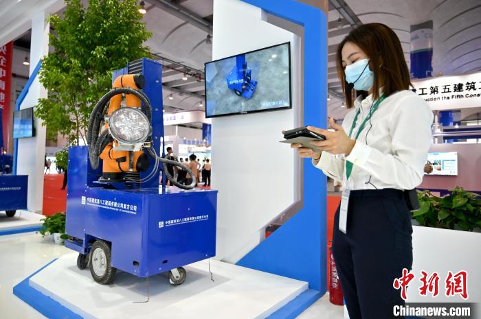 圖為可實現(xiàn)自主作業(yè)的智能墻面打磨機(jī)器人。　俞靖 攝