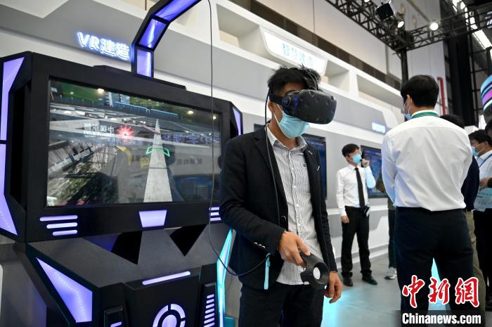 圖為市民體驗VR建房。　俞靖 攝