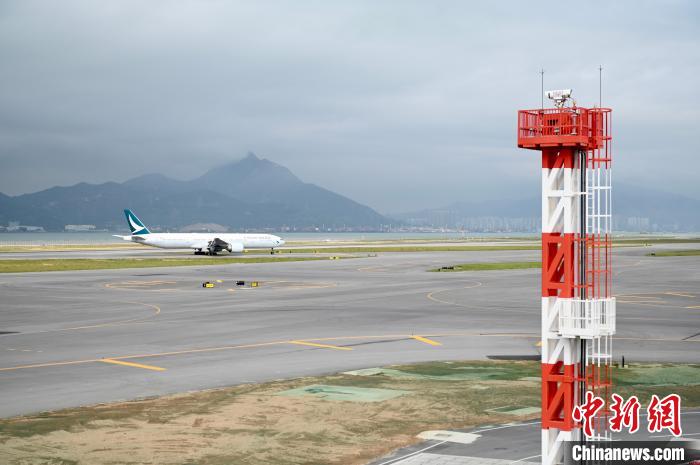 客機(jī)降落機(jī)場(chǎng)第三條跑道后滑行。　李志華 攝