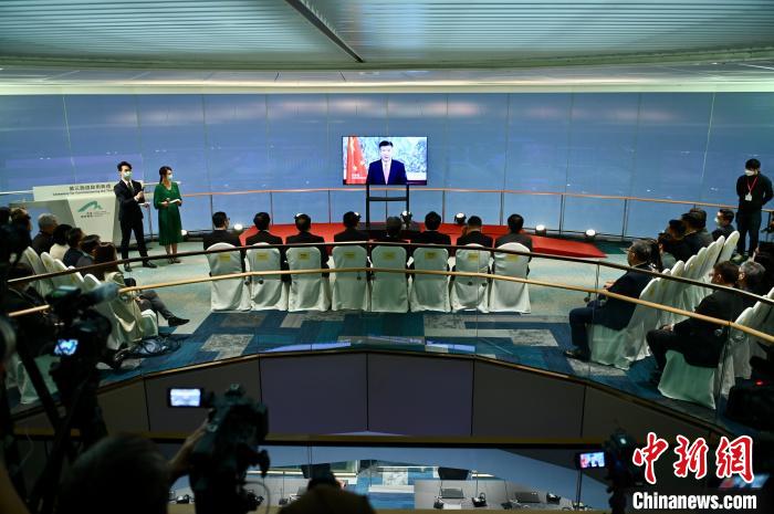 中國(guó)民用航空局局長(zhǎng)宋志勇于機(jī)場(chǎng)第三條跑道啟用典禮上以視頻方式致辭?！±钪救A 攝