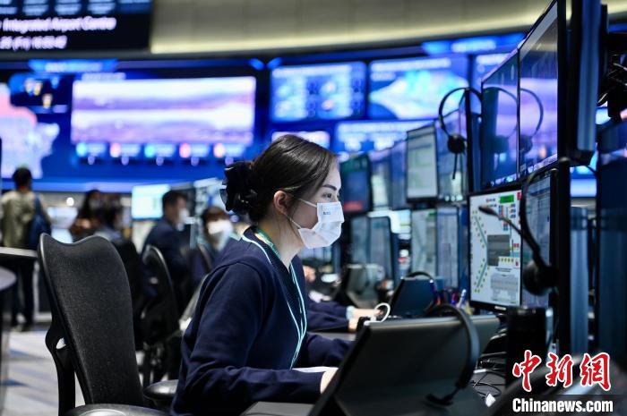 職員于機(jī)場(chǎng)中央控制中心工作?！±钪救A 攝