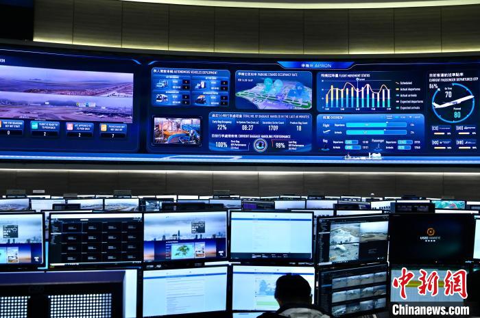 機(jī)場(chǎng)中央控制中心的運(yùn)作情況?！±钪救A 攝