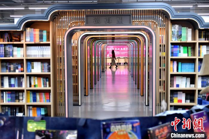 元宇宙、機(jī)器人導(dǎo)引、馬鞍型書架……福州高顏值新華書店亮相