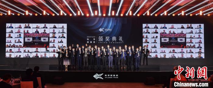 參加頒獎典禮的嘉賓線上線下大合影?！◎v訊 供圖