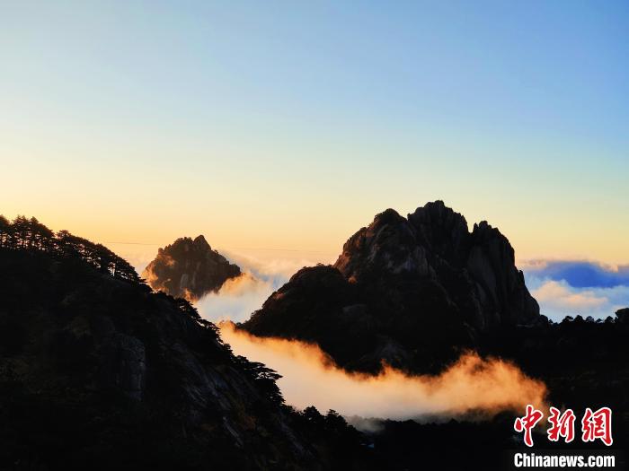 云霧在霞光的照耀下，宛如鑲嵌了金邊 徐高云 攝