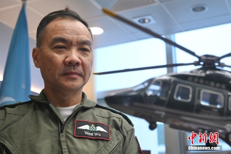 香港特區(qū)政府飛行服務隊總監(jiān)機長胡偉雄近日接受<a target='_blank' href='/'>中新社</a>專訪。與所有沖上云霄的飛機師一樣，胡偉雄熱愛且享受飛行。 <a target='_blank' href='/'>中新社</a>記者 李志華 攝