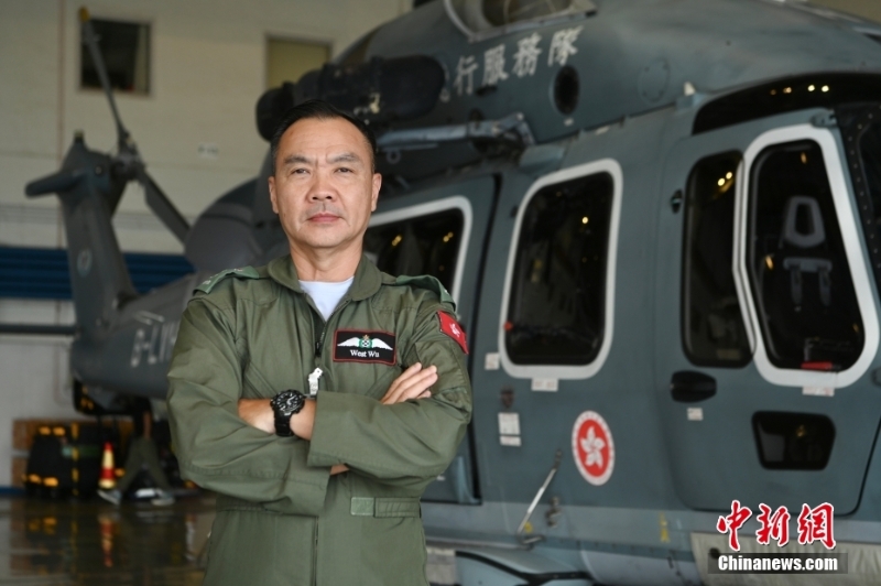 香港特區(qū)政府飛行服務隊總監(jiān)機長胡偉雄近日接受<a target='_blank' href='/'>中新社</a>專訪，胡偉雄認為，飛行服務隊與其他紀律部隊不同之處在于，是由一個很小的團隊在存在眾多變數(shù)和未知的環(huán)境中執(zhí)行任務。 <a target='_blank' href='/'>中新社</a>記者 李志華 攝