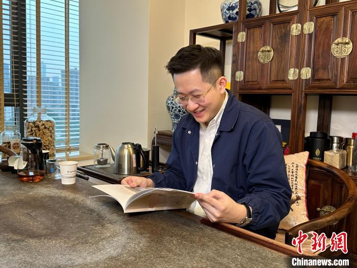 陳嘉瑞向記者講述“薪傳時(shí)光”創(chuàng)辦至今取得的成績(jī)?！》絺ケ?攝