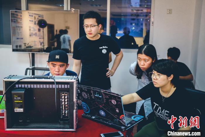 “薪傳時(shí)光”團(tuán)隊(duì)拍攝影片。(資料圖) 陳嘉瑞 供圖