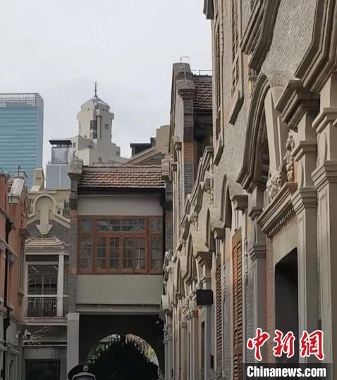 從一磚一瓦一門窗，到老建筑群墻壁上那些斑駁痕跡、甚至每一塊特殊花紋的地磚，修繕團隊都盡量保留或還原?！￡愳o 攝