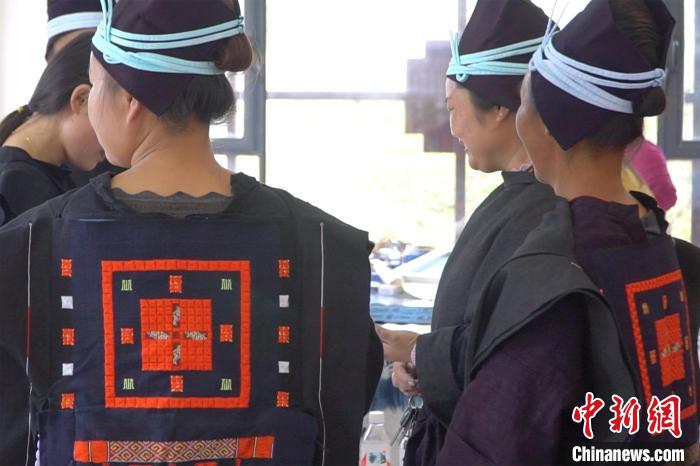 圖為白褲瑤婦女上衣背后的“瑤王印”?！№f國(guó)政 攝