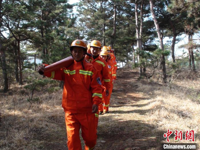資料圖：護(hù)林員開展防火巡邏?！√┌彩形麄鞑抗﹫D