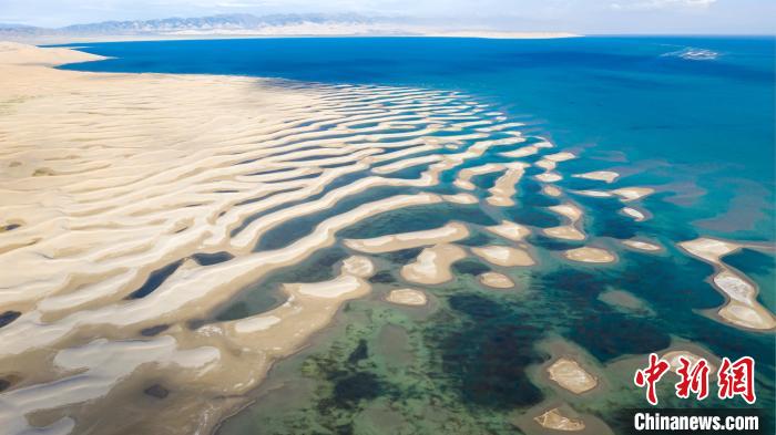 圖為馬海清攝影作品《水上沙漠》?！∑钸B山國(guó)家公園青海省管理局供圖