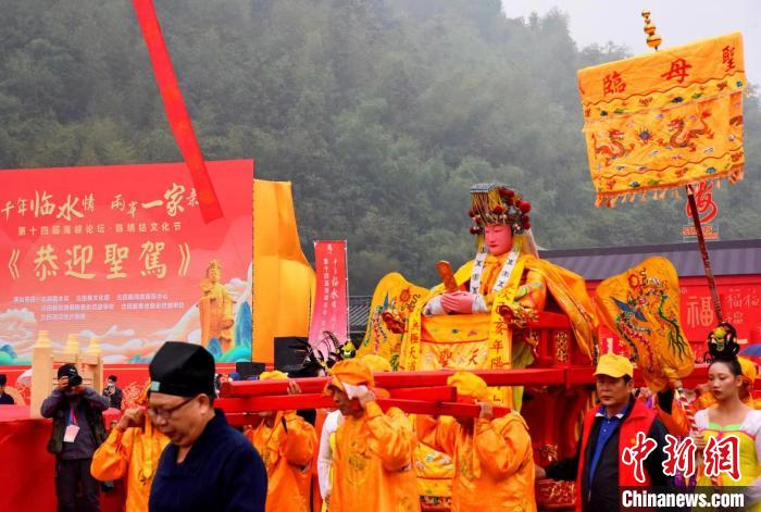 恭請(qǐng)陳靖姑金身。　盧榕華 攝