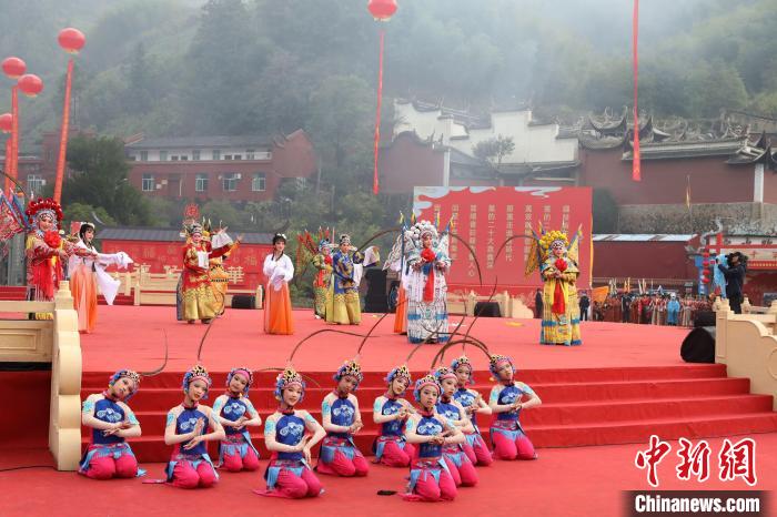 傳統(tǒng)閩劇《復(fù)興禮贊》?！∈Y煒煌 攝