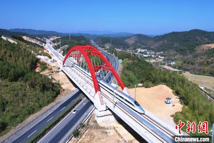 圖為列車經(jīng)過(guò)贛深高鐵龍南段。(資料圖) 郭芷匯 攝