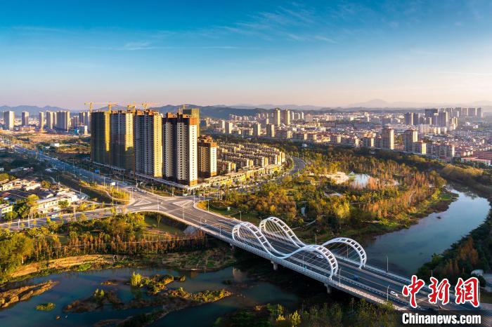 航拍江西龍南城區(qū)風(fēng)光。(資料圖) 王群英 　攝