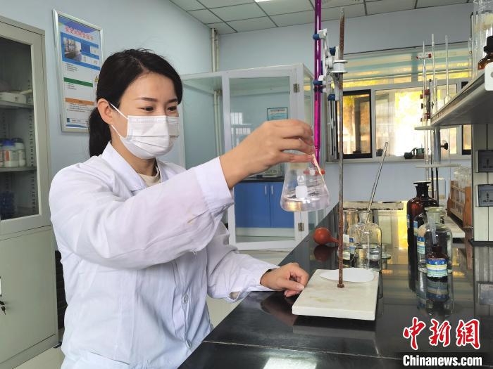 河北省邢臺市任澤區(qū)供水公司工作人員對出廠水質(zhì)進行采樣檢測，確保群眾用水安全?！⒃浦?攝