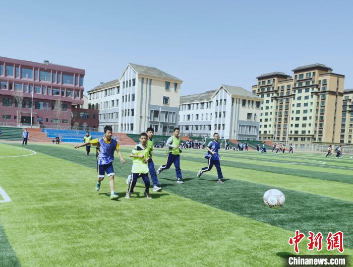 圖為海東市樂都區(qū)學生開展體育運動。(資料圖) 樂都區(qū)委宣傳部 供圖