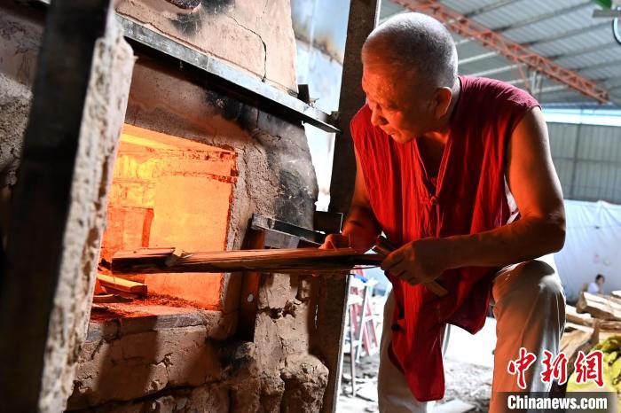 林俊點(diǎn)燃柴火，用傳統(tǒng)技藝燒制漳窯?！埥鸫?攝