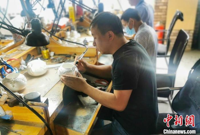 圖為任丘市出岸鎮(zhèn)“陳品金工工作室”內(nèi)，陳磊正在創(chuàng)作作品?！垖W(xué)磊 攝