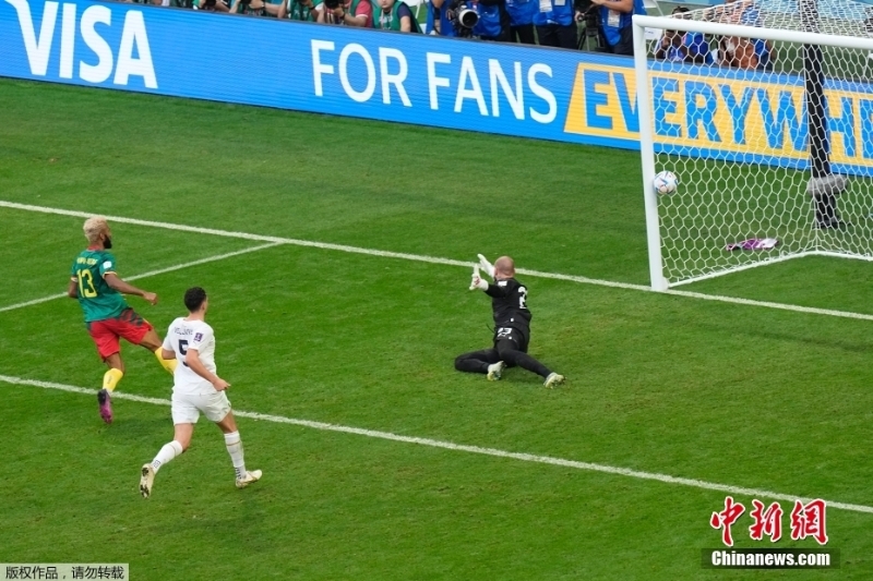 圖為喀麥隆隊(duì)13號(hào)球員舒波·莫廷(左)進(jìn)球瞬間。