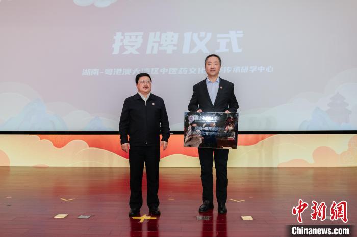 授牌?！⊥踺?攝