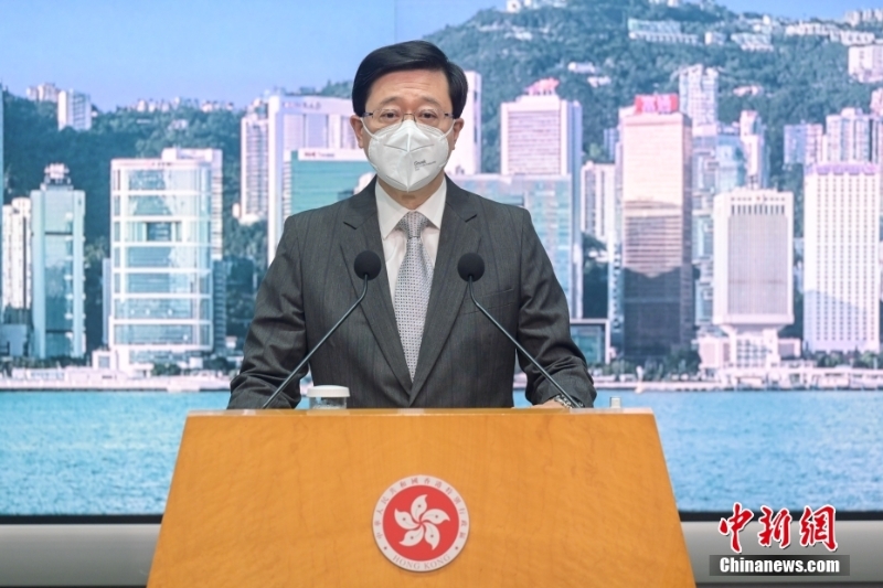 11月29日，香港特區(qū)行政長官李家超出席行政會議前會見傳媒時(shí)表示，已向中央政府提交報(bào)告，并提請全國人大常委會解釋《香港國安法》條文，律政司將向法庭提出申請，押后有關(guān)黎智英涉及違反國安法的案件。　 <a target='_blank' href='/'>中新社</a>記者 陳永諾 攝