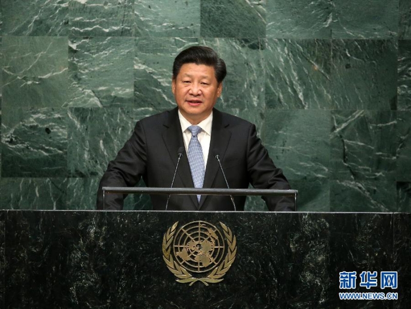 9月28日，國(guó)家主席習(xí)近平在紐約聯(lián)合國(guó)總部出席第70屆聯(lián)合國(guó)大會(huì)一般性辯論并發(fā)表題為《攜手構(gòu)建合作共贏新伙伴同心打造人類命運(yùn)共同體》的重要講話。 新華社記者 龐興雷 攝