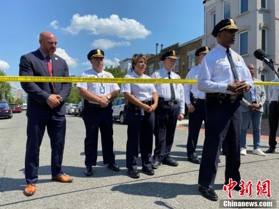 資料圖：8月26日消息，近日，美國首都華盛頓發(fā)生多起槍擊案，導(dǎo)致至少12人中槍。圖為華盛頓特區(qū)警方在槍擊案現(xiàn)場發(fā)表講話。 圖片來源：視覺中國